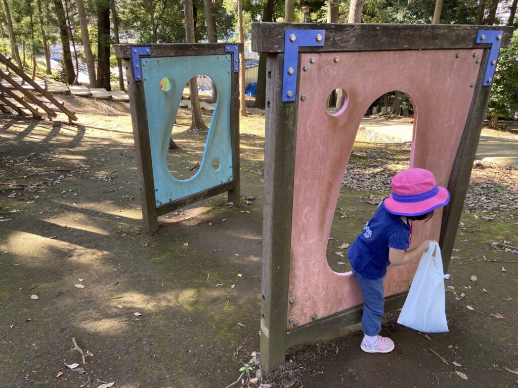 アスレチックで遊ぶ子供