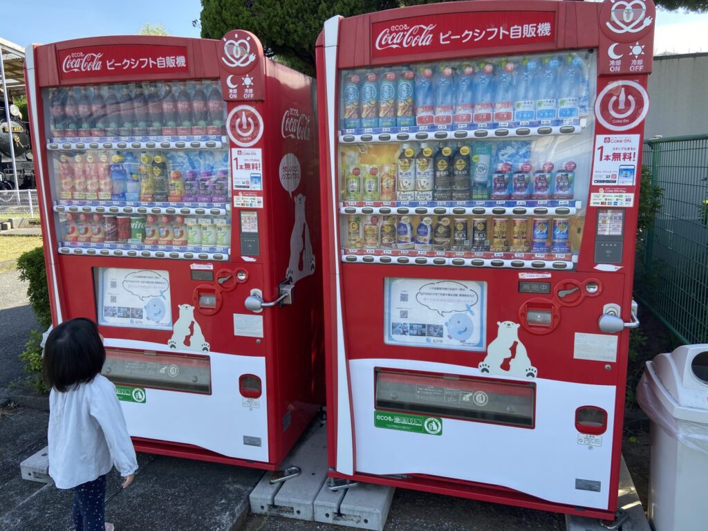 自販機を眺める子供