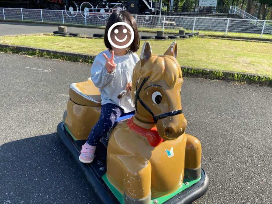 バッテリーカーに乗る子供