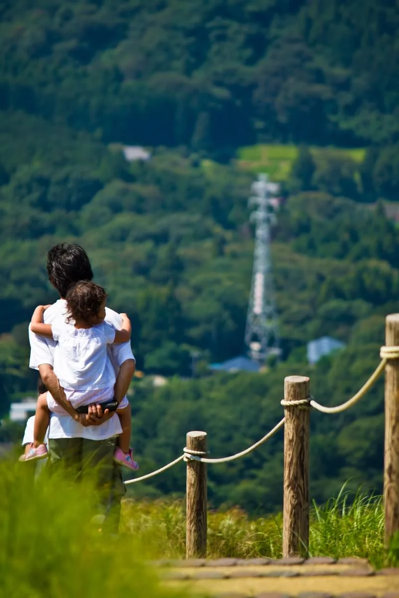 子どもをおんぶする父