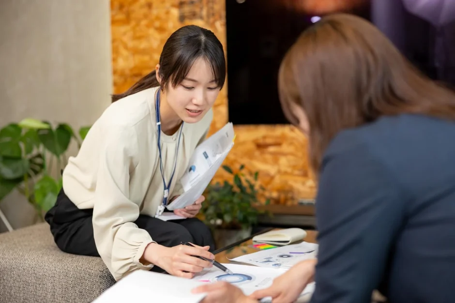 会話する二人の女性