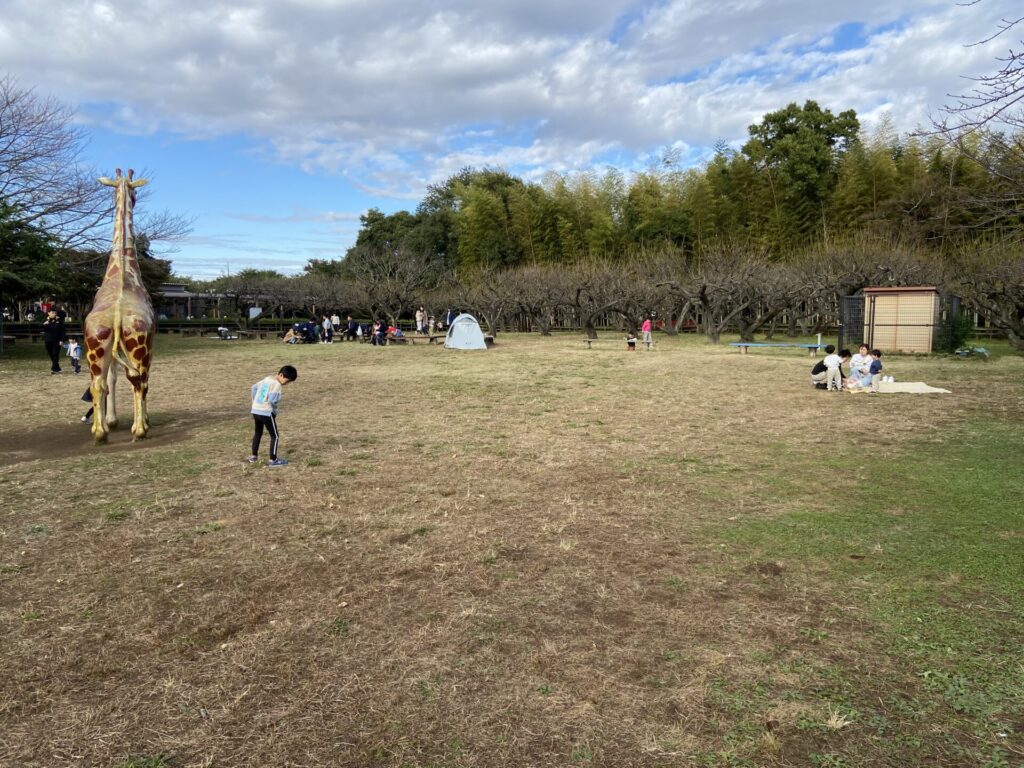 ミニてつひろばでレジャーシートやテントを張る人