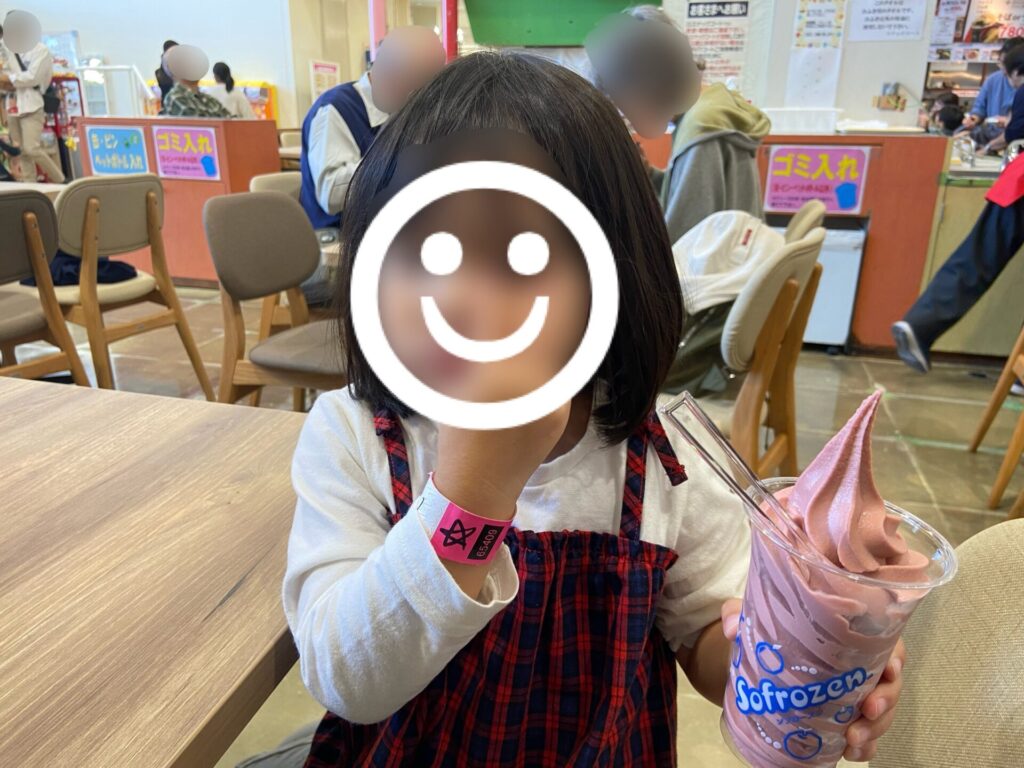 ソフトクリームを食べる子供